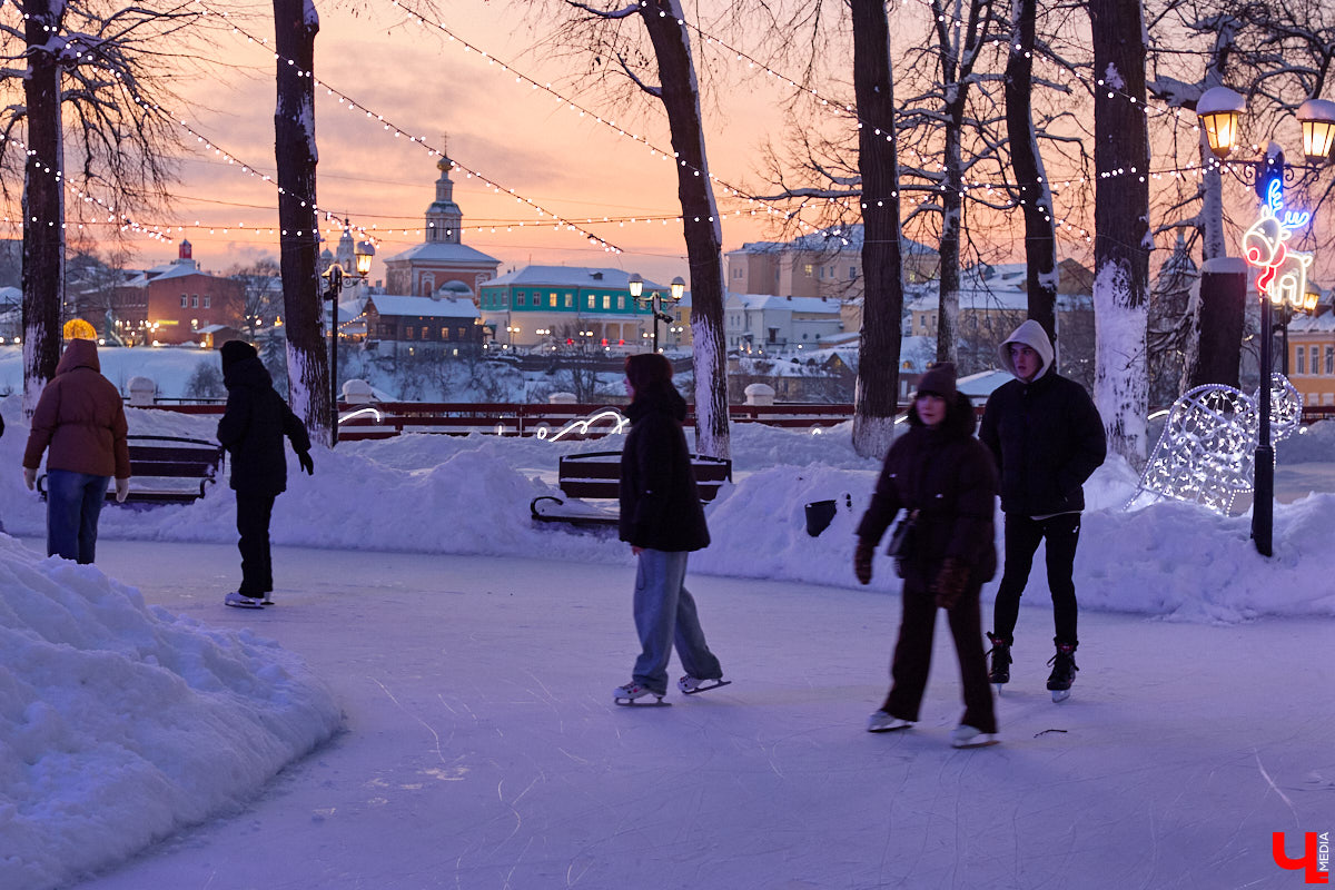 Хотите получить заряд энергии и   хорошего настроения   — отправляйтесь на   каток! Благо в   городе их   немало. Определить лучший   — задачка со   звездочкой, а   вот проверить главные из   них: в   Центральном парке, на   Пушкинском бульваре и   стадионе «Лыбедь»   — нам вполне под силу. Поехали!