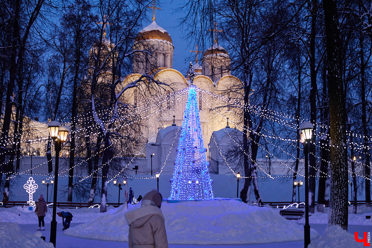 Хотите получить заряд энергии и   хорошего настроения   — отправляйтесь на   каток! Благо в   городе их   немало. Определить лучший   — задачка со   звездочкой, а   вот проверить главные из   них: в   Центральном парке, на   Пушкинском бульваре и   стадионе «Лыбедь»   — нам вполне под силу. Поехали!