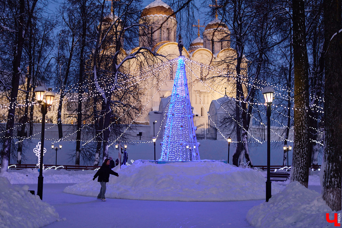 Хотите получить заряд энергии и   хорошего настроения   — отправляйтесь на   каток! Благо в   городе их   немало. Определить лучший   — задачка со   звездочкой, а   вот проверить главные из   них: в   Центральном парке, на   Пушкинском бульваре и   стадионе «Лыбедь»   — нам вполне под силу. Поехали!