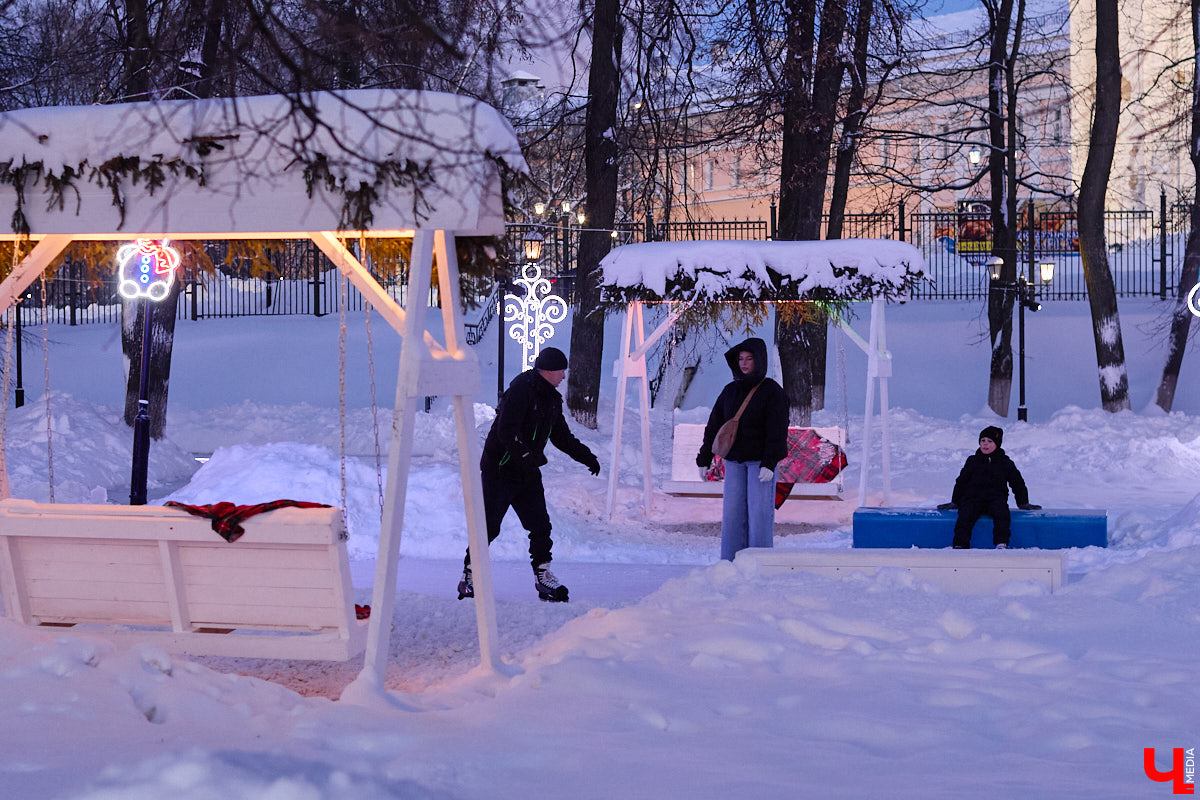 Хотите получить заряд энергии и   хорошего настроения   — отправляйтесь на   каток! Благо в   городе их   немало. Определить лучший   — задачка со   звездочкой, а   вот проверить главные из   них: в   Центральном парке, на   Пушкинском бульваре и   стадионе «Лыбедь»   — нам вполне под силу. Поехали!