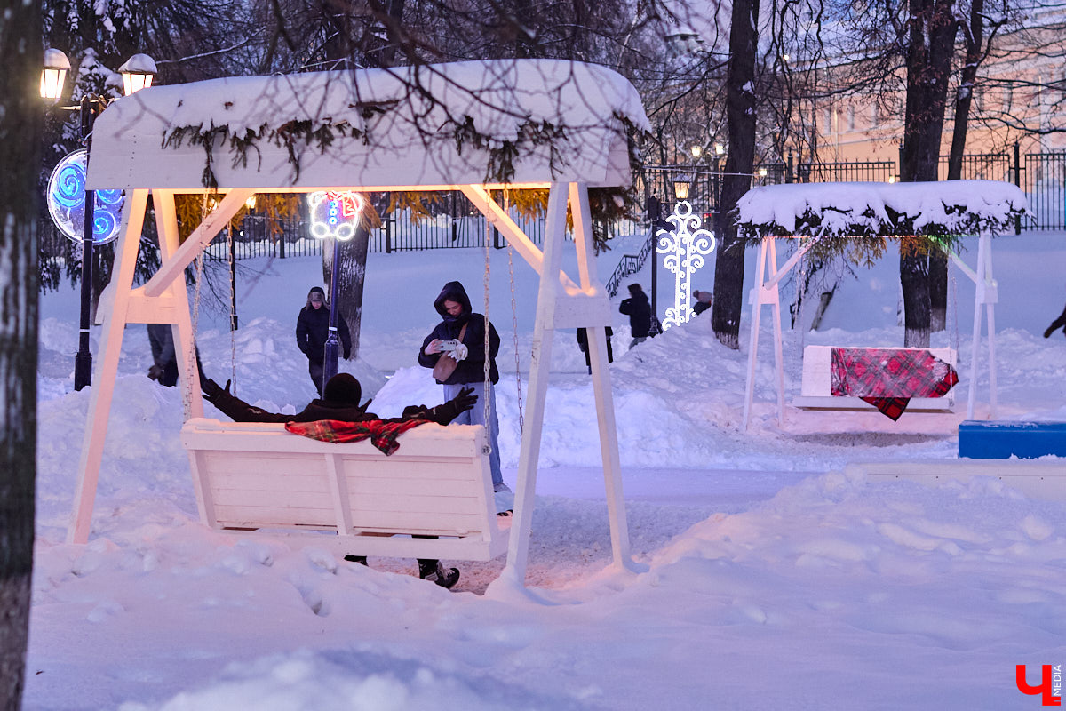 Хотите получить заряд энергии и   хорошего настроения   — отправляйтесь на   каток! Благо в   городе их   немало. Определить лучший   — задачка со   звездочкой, а   вот проверить главные из   них: в   Центральном парке, на   Пушкинском бульваре и   стадионе «Лыбедь»   — нам вполне под силу. Поехали!