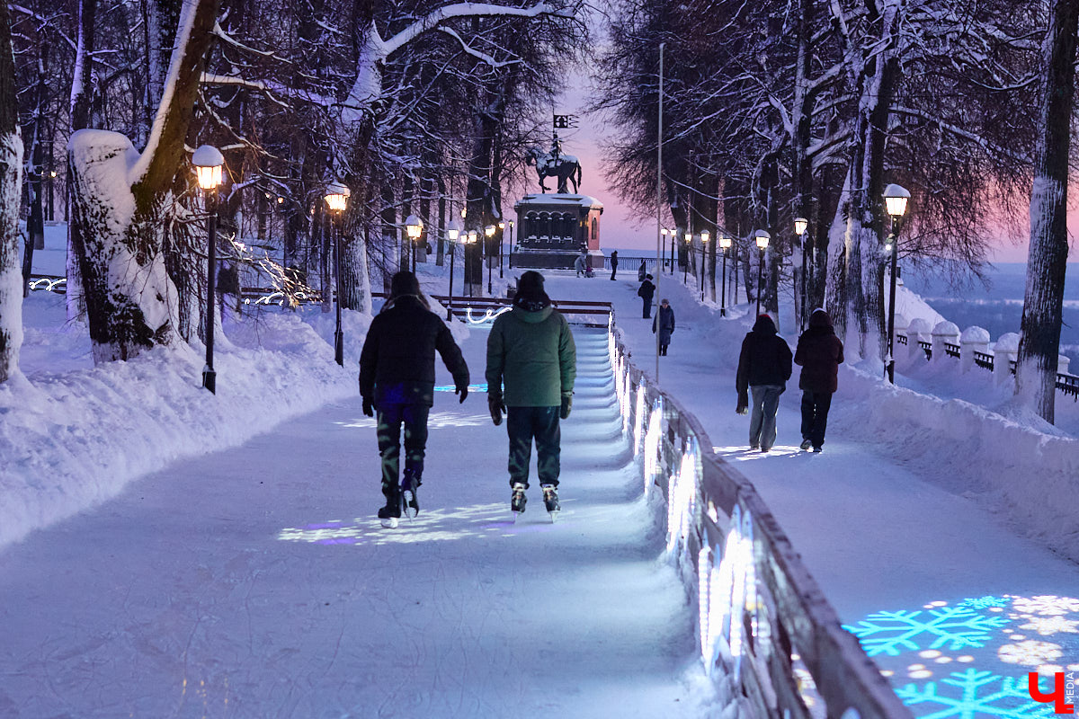 Хотите получить заряд энергии и   хорошего настроения   — отправляйтесь на   каток! Благо в   городе их   немало. Определить лучший   — задачка со   звездочкой, а   вот проверить главные из   них: в   Центральном парке, на   Пушкинском бульваре и   стадионе «Лыбедь»   — нам вполне под силу. Поехали!