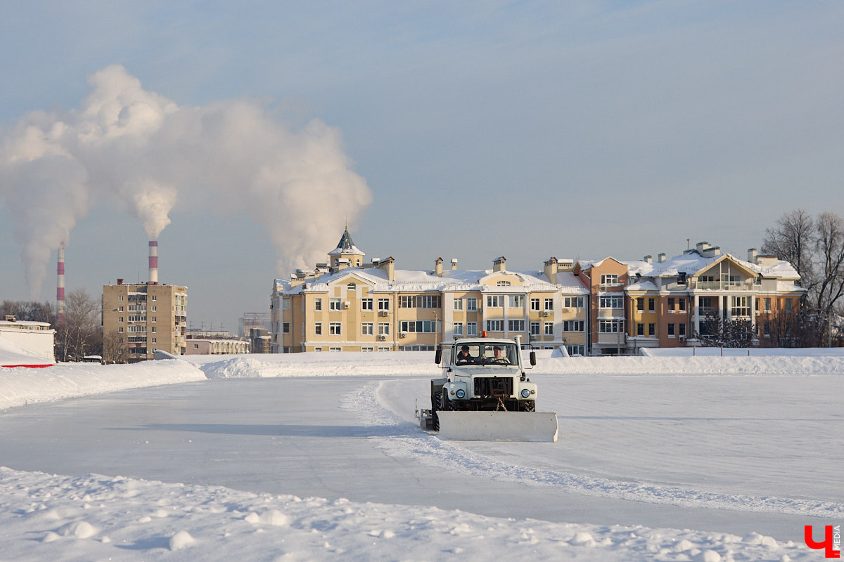 Хотите получить заряд энергии и   хорошего настроения   — отправляйтесь на   каток! Благо в   городе их   немало. Определить лучший   — задачка со   звездочкой, а   вот проверить главные из   них: в   Центральном парке, на   Пушкинском бульваре и   стадионе «Лыбедь»   — нам вполне под силу. Поехали!