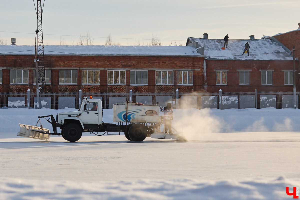 Хотите получить заряд энергии и   хорошего настроения   — отправляйтесь на   каток! Благо в   городе их   немало. Определить лучший   — задачка со   звездочкой, а   вот проверить главные из   них: в   Центральном парке, на   Пушкинском бульваре и   стадионе «Лыбедь»   — нам вполне под силу. Поехали!