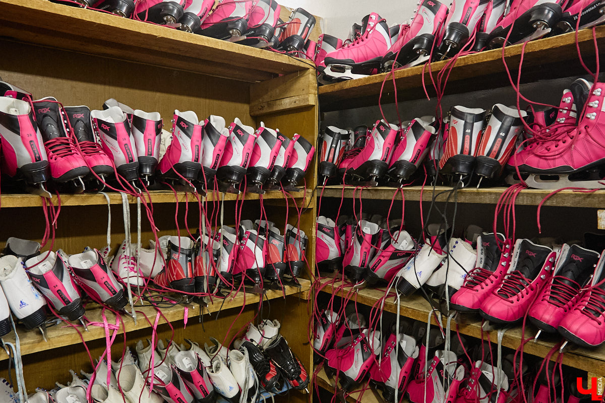 Хотите получить заряд энергии и   хорошего настроения   — отправляйтесь на   каток! Благо в   городе их   немало. Определить лучший   — задачка со   звездочкой, а   вот проверить главные из   них: в   Центральном парке, на   Пушкинском бульваре и   стадионе «Лыбедь»   — нам вполне под силу. Поехали!