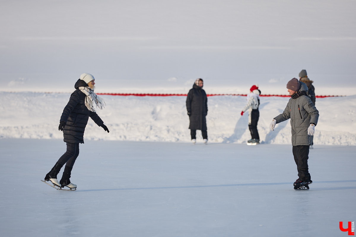 Хотите получить заряд энергии и   хорошего настроения   — отправляйтесь на   каток! Благо в   городе их   немало. Определить лучший   — задачка со   звездочкой, а   вот проверить главные из   них: в   Центральном парке, на   Пушкинском бульваре и   стадионе «Лыбедь»   — нам вполне под силу. Поехали!