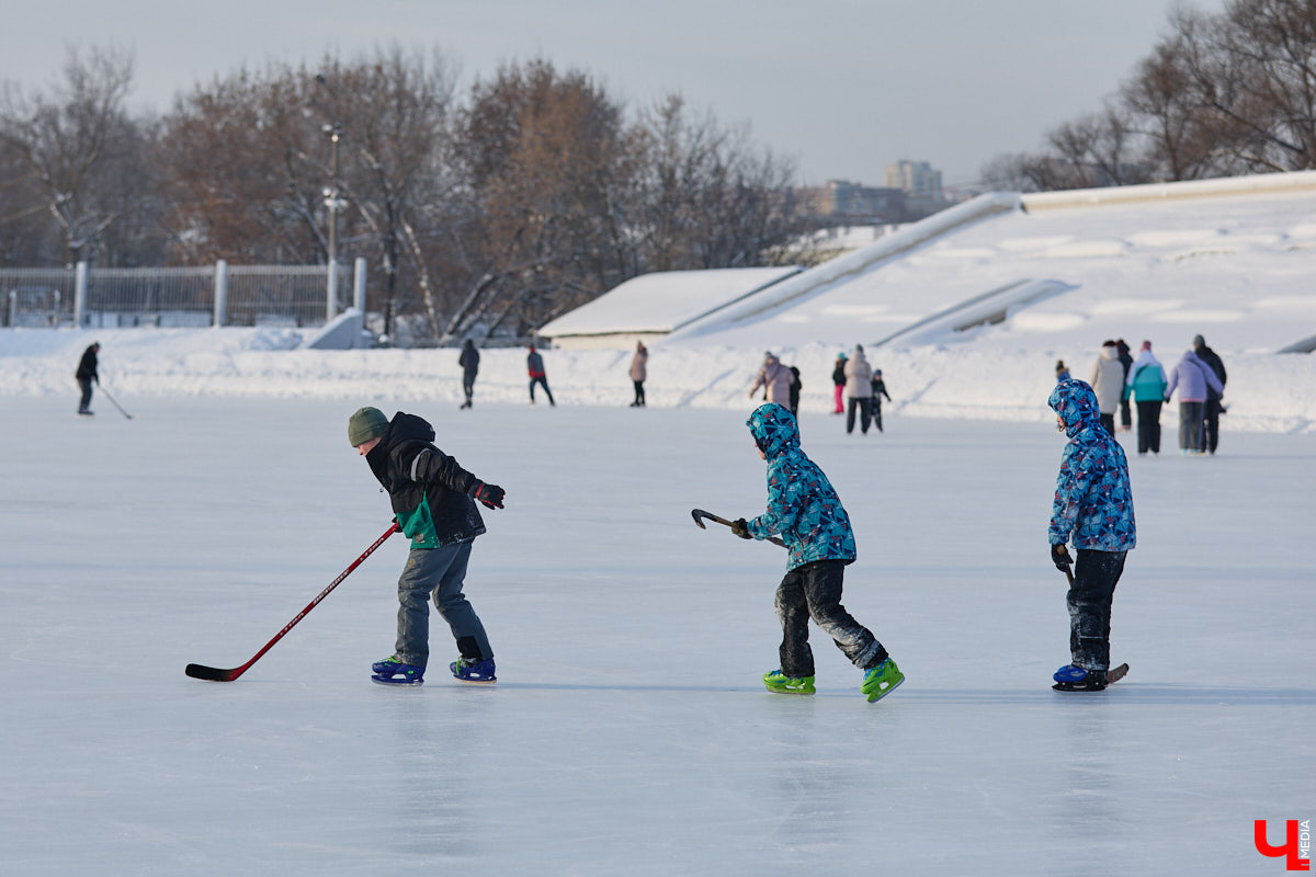 Хотите получить заряд энергии и   хорошего настроения   — отправляйтесь на   каток! Благо в   городе их   немало. Определить лучший   — задачка со   звездочкой, а   вот проверить главные из   них: в   Центральном парке, на   Пушкинском бульваре и   стадионе «Лыбедь»   — нам вполне под силу. Поехали!