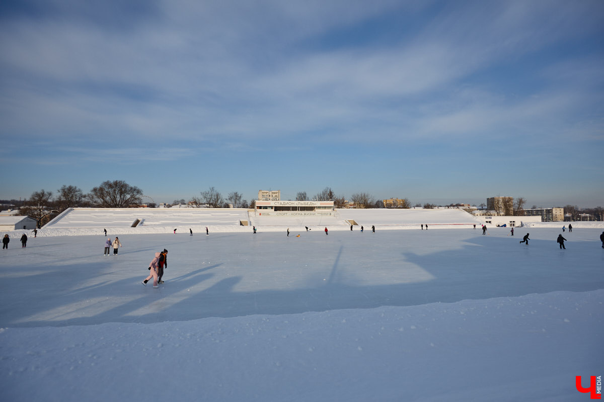 Хотите получить заряд энергии и   хорошего настроения   — отправляйтесь на   каток! Благо в   городе их   немало. Определить лучший   — задачка со   звездочкой, а   вот проверить главные из   них: в   Центральном парке, на   Пушкинском бульваре и   стадионе «Лыбедь»   — нам вполне под силу. Поехали!