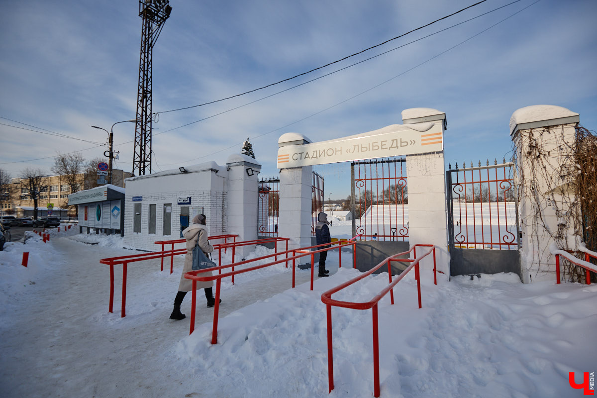 Хотите получить заряд энергии и   хорошего настроения   — отправляйтесь на   каток! Благо в   городе их   немало. Определить лучший   — задачка со   звездочкой, а   вот проверить главные из   них: в   Центральном парке, на   Пушкинском бульваре и   стадионе «Лыбедь»   — нам вполне под силу. Поехали!