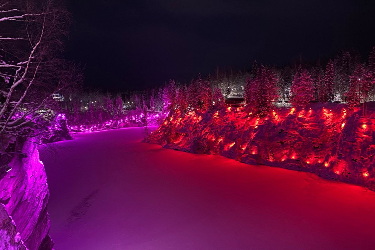Заснеженный лес, бурлящие водопады цвета колы, калитки с ягодами, живописный мраморный каньон горного парка «Рускеала», белая Ладога и студеная Онега. Все эти чудеса щедро дарит сказочная Карелия, куда из Владимира вполне можно сгонять на пару дней.
