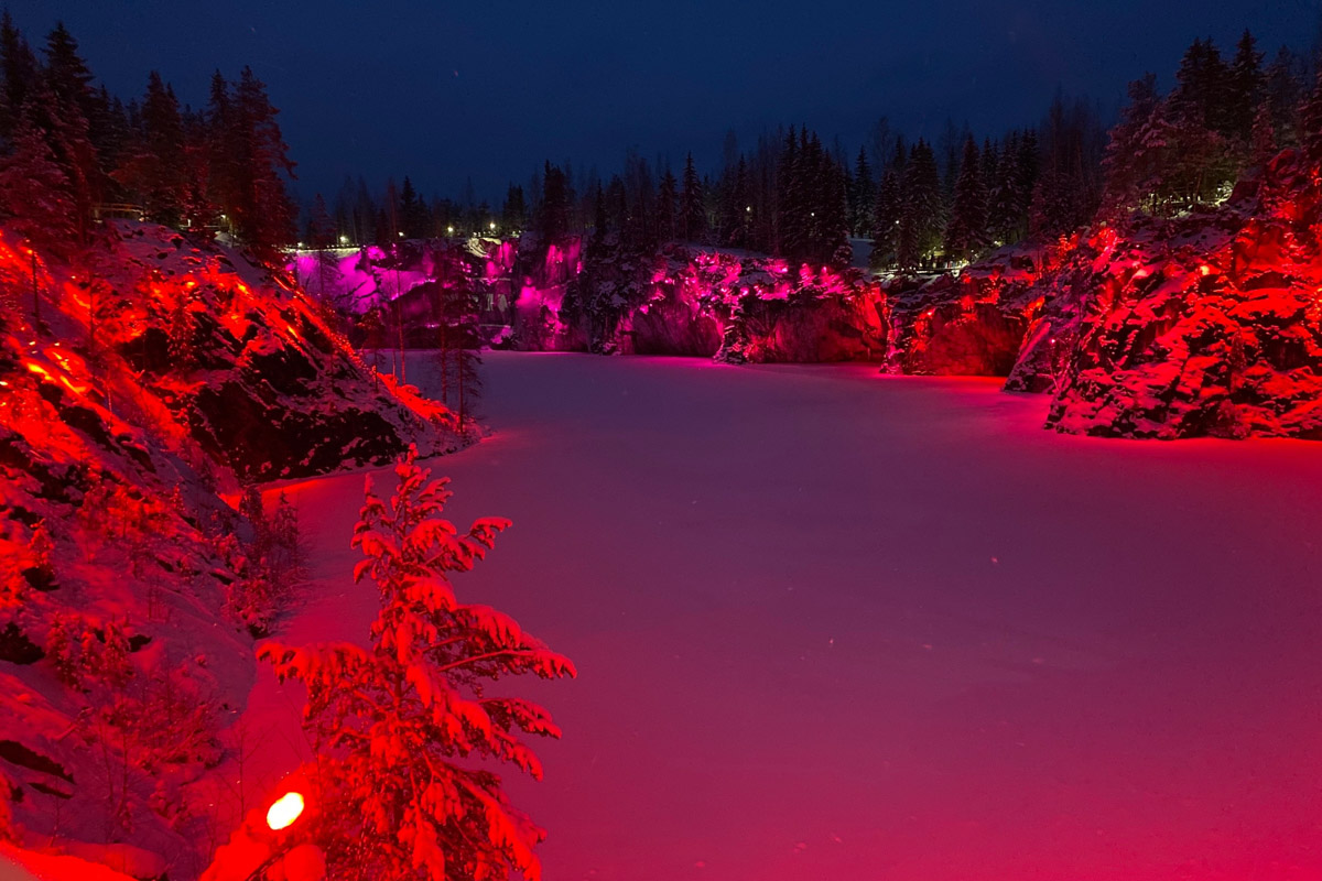 Заснеженный лес, бурлящие водопады цвета колы, калитки с ягодами, живописный мраморный каньон горного парка «Рускеала», белая Ладога и студеная Онега. Все эти чудеса щедро дарит сказочная Карелия, куда из Владимира вполне можно сгонять на пару дней.