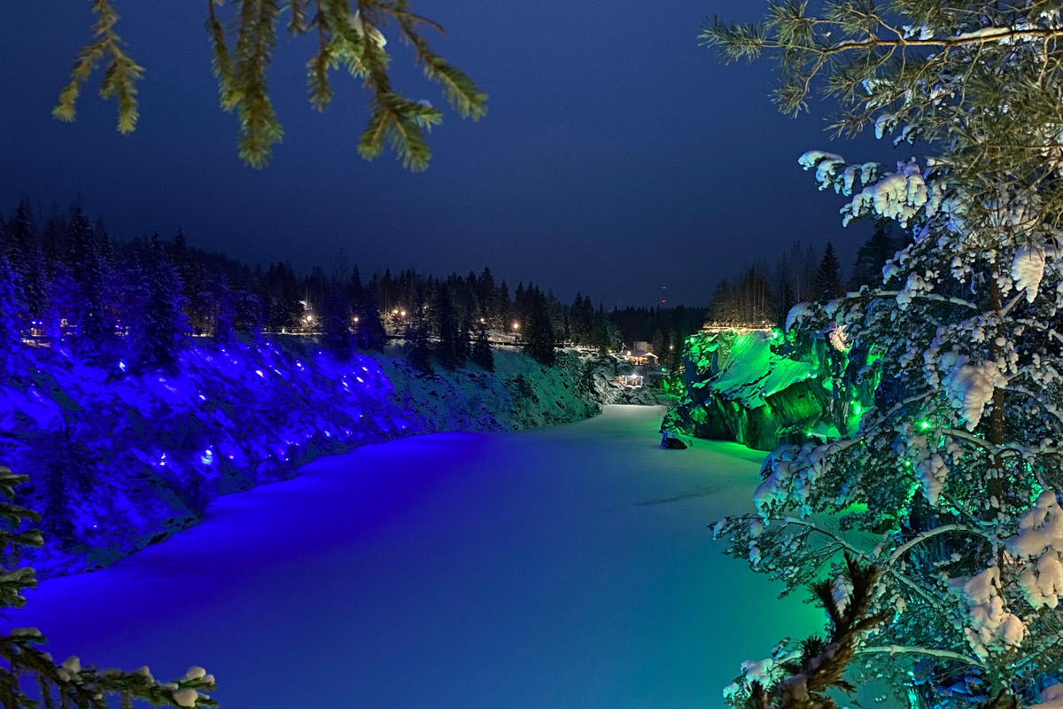 Заснеженный лес, бурлящие водопады цвета колы, калитки с ягодами, живописный мраморный каньон горного парка «Рускеала», белая Ладога и студеная Онега. Все эти чудеса щедро дарит сказочная Карелия, куда из Владимира вполне можно сгонять на пару дней.