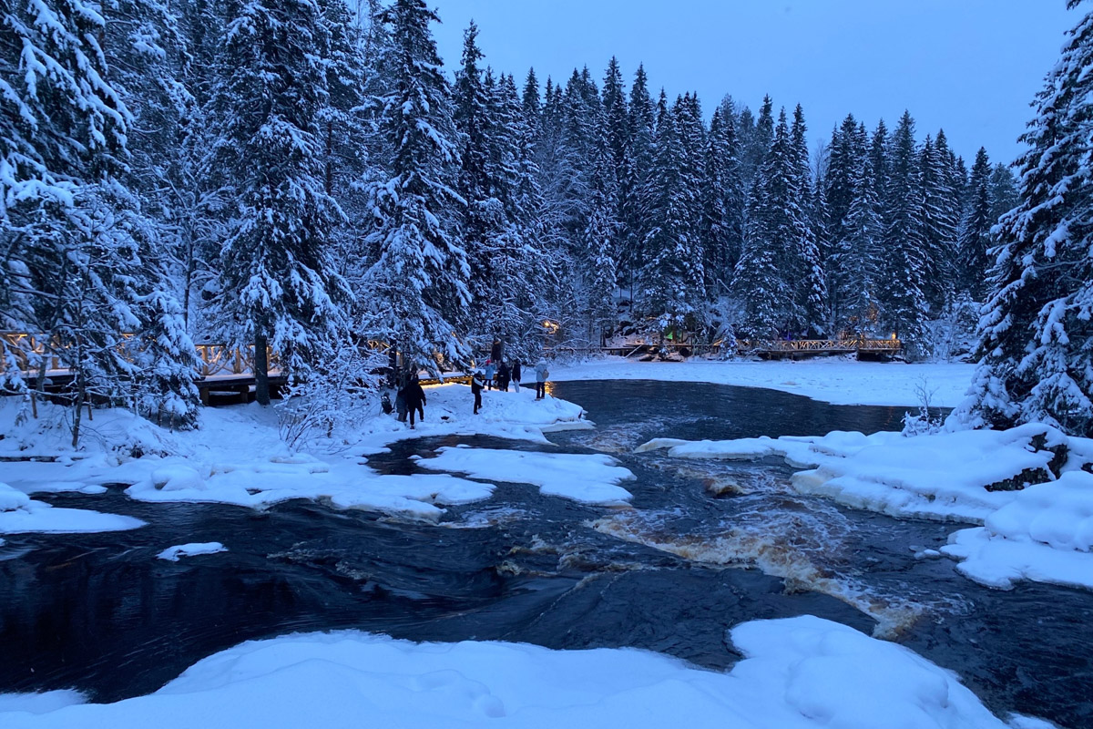 Заснеженный лес, бурлящие водопады цвета колы, калитки с ягодами, живописный мраморный каньон горного парка «Рускеала», белая Ладога и студеная Онега. Все эти чудеса щедро дарит сказочная Карелия, куда из Владимира вполне можно сгонять на пару дней.