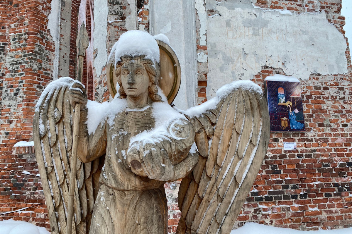 Заснеженный лес, бурлящие водопады цвета колы, калитки с ягодами, живописный мраморный каньон горного парка «Рускеала», белая Ладога и студеная Онега. Все эти чудеса щедро дарит сказочная Карелия, куда из Владимира вполне можно сгонять на пару дней.