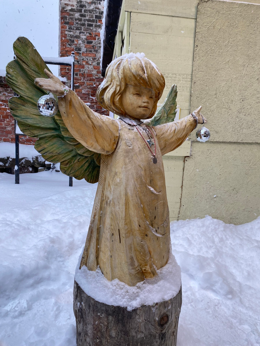 Заснеженный лес, бурлящие водопады цвета колы, калитки с ягодами, живописный мраморный каньон горного парка «Рускеала», белая Ладога и студеная Онега. Все эти чудеса щедро дарит сказочная Карелия, куда из Владимира вполне можно сгонять на пару дней.