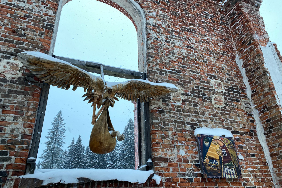 Заснеженный лес, бурлящие водопады цвета колы, калитки с ягодами, живописный мраморный каньон горного парка «Рускеала», белая Ладога и студеная Онега. Все эти чудеса щедро дарит сказочная Карелия, куда из Владимира вполне можно сгонять на пару дней.