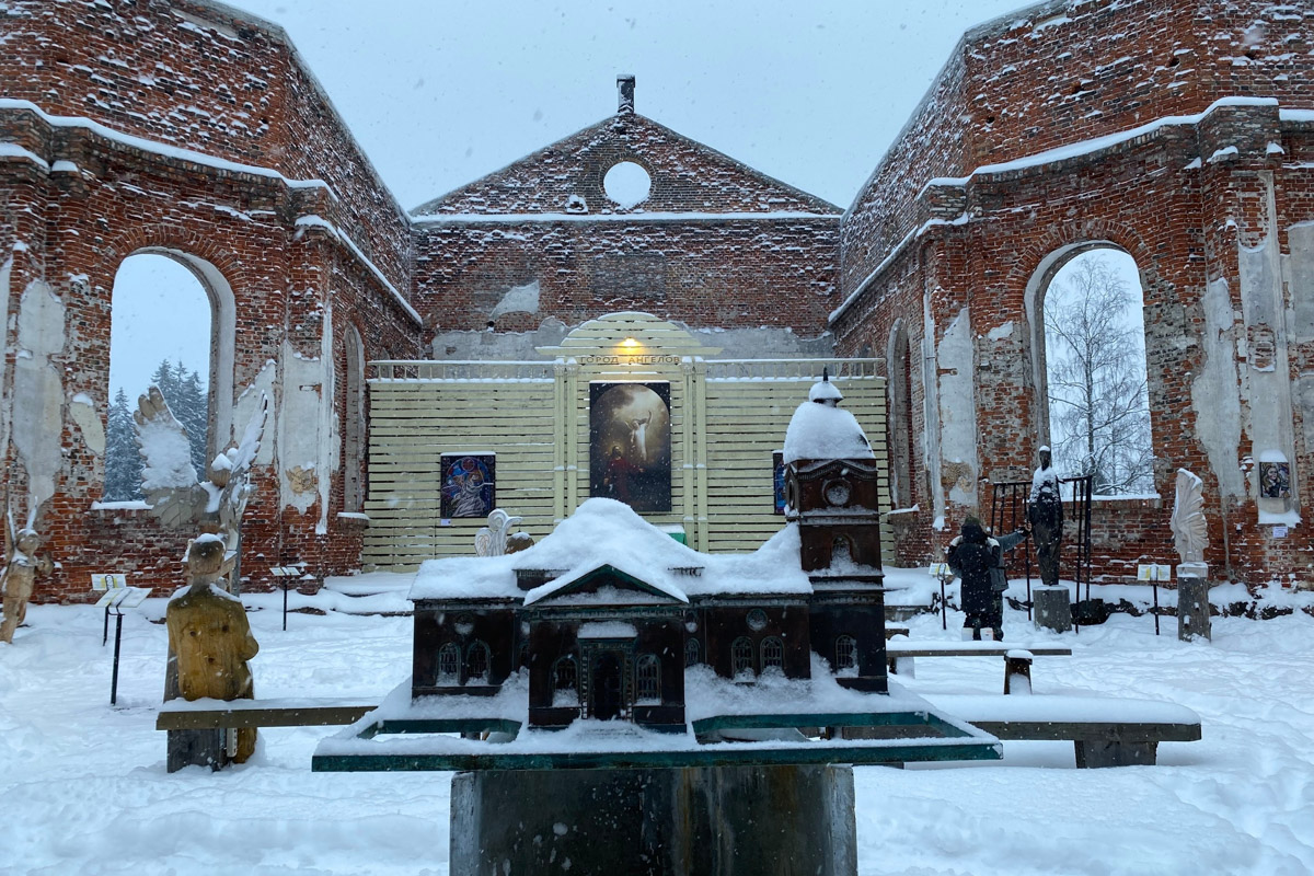 Заснеженный лес, бурлящие водопады цвета колы, калитки с ягодами, живописный мраморный каньон горного парка «Рускеала», белая Ладога и студеная Онега. Все эти чудеса щедро дарит сказочная Карелия, куда из Владимира вполне можно сгонять на пару дней.
