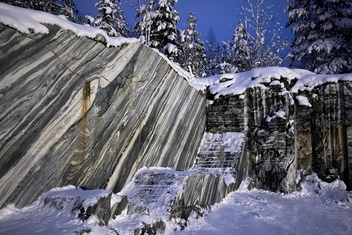 Заснеженный лес, бурлящие водопады цвета колы, калитки с ягодами, живописный мраморный каньон горного парка «Рускеала», белая Ладога и студеная Онега. Все эти чудеса щедро дарит сказочная Карелия, куда из Владимира вполне можно сгонять на пару дней.