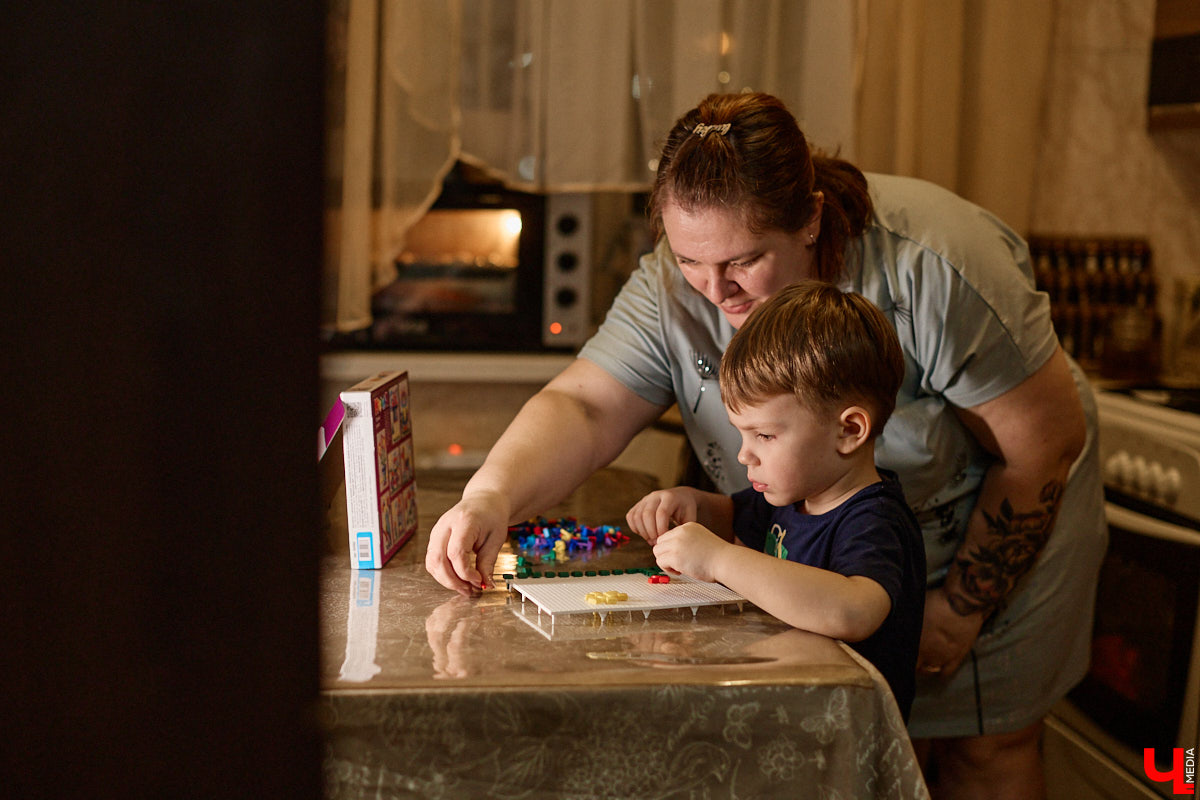 Говорят, настоящие герои не носят плащей. Лилия Сапун воспитывает семерых детей без всякой суперсилы. Впрочем, большое любящее сердце, может, и поважнее сверхзвуковой скорости или испепеляющего взгляда. Тем более в этой истории имеет место и еще одно чудо: детки у нашей героини появились после шести лет борьбы с бесплодием.