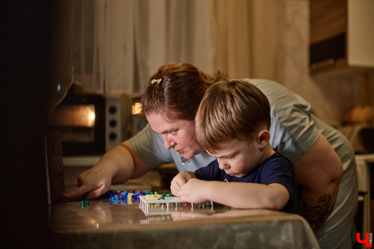 Говорят, настоящие герои не носят плащей. Лилия Сапун воспитывает семерых детей без всякой суперсилы. Впрочем, большое любящее сердце, может, и поважнее сверхзвуковой скорости или испепеляющего взгляда. Тем более в этой истории имеет место и еще одно чудо: детки у нашей героини появились после шести лет борьбы с бесплодием.