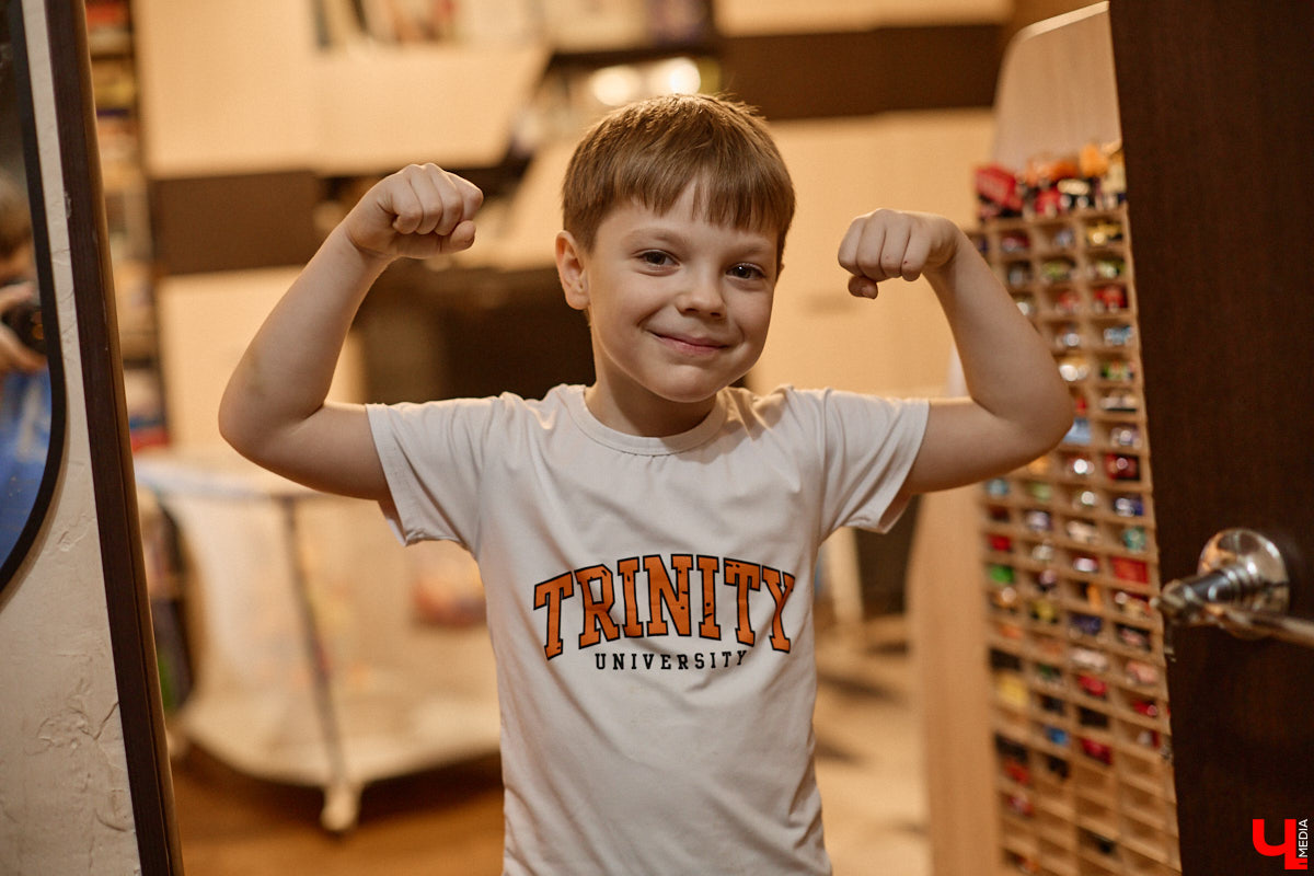 Говорят, настоящие герои не носят плащей. Лилия Сапун воспитывает семерых детей без всякой суперсилы. Впрочем, большое любящее сердце, может, и поважнее сверхзвуковой скорости или испепеляющего взгляда. Тем более в этой истории имеет место и еще одно чудо: детки у нашей героини появились после шести лет борьбы с бесплодием.