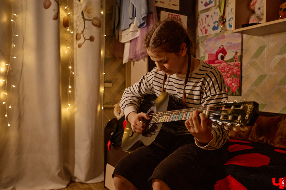 Говорят, настоящие герои не носят плащей. Лилия Сапун воспитывает семерых детей без всякой суперсилы. Впрочем, большое любящее сердце, может, и поважнее сверхзвуковой скорости или испепеляющего взгляда. Тем более в этой истории имеет место и еще одно чудо: детки у нашей героини появились после шести лет борьбы с бесплодием.