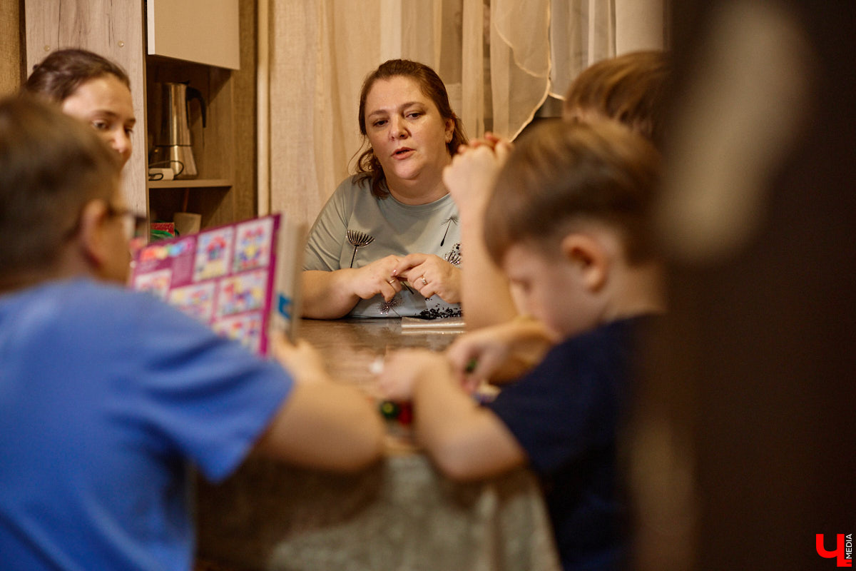 Говорят, настоящие герои не носят плащей. Лилия Сапун воспитывает семерых детей без всякой суперсилы. Впрочем, большое любящее сердце, может, и поважнее сверхзвуковой скорости или испепеляющего взгляда. Тем более в этой истории имеет место и еще одно чудо: детки у нашей героини появились после шести лет борьбы с бесплодием.