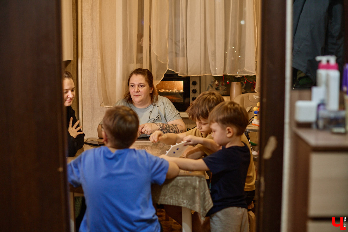 Говорят, настоящие герои не носят плащей. Лилия Сапун воспитывает семерых детей без всякой суперсилы. Впрочем, большое любящее сердце, может, и поважнее сверхзвуковой скорости или испепеляющего взгляда. Тем более в этой истории имеет место и еще одно чудо: детки у нашей героини появились после шести лет борьбы с бесплодием.