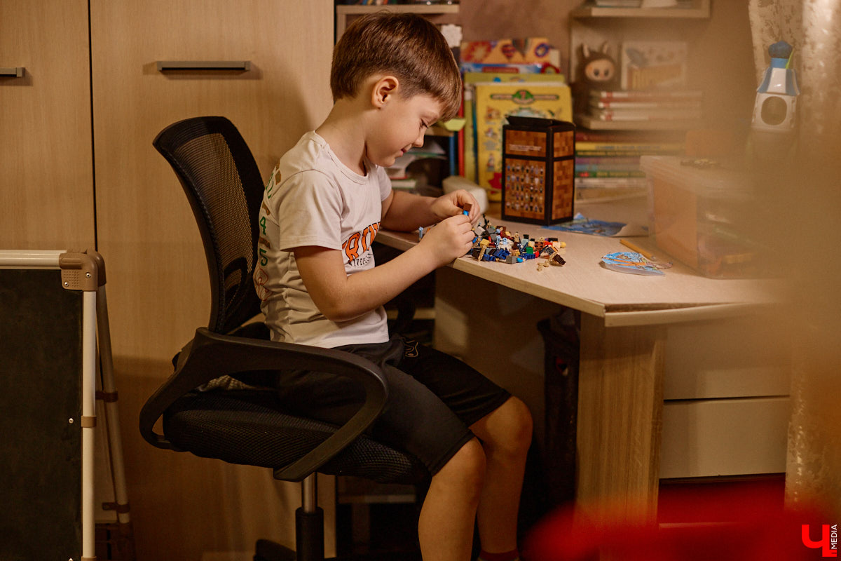 Говорят, настоящие герои не носят плащей. Лилия Сапун воспитывает семерых детей без всякой суперсилы. Впрочем, большое любящее сердце, может, и поважнее сверхзвуковой скорости или испепеляющего взгляда. Тем более в этой истории имеет место и еще одно чудо: детки у нашей героини появились после шести лет борьбы с бесплодием.