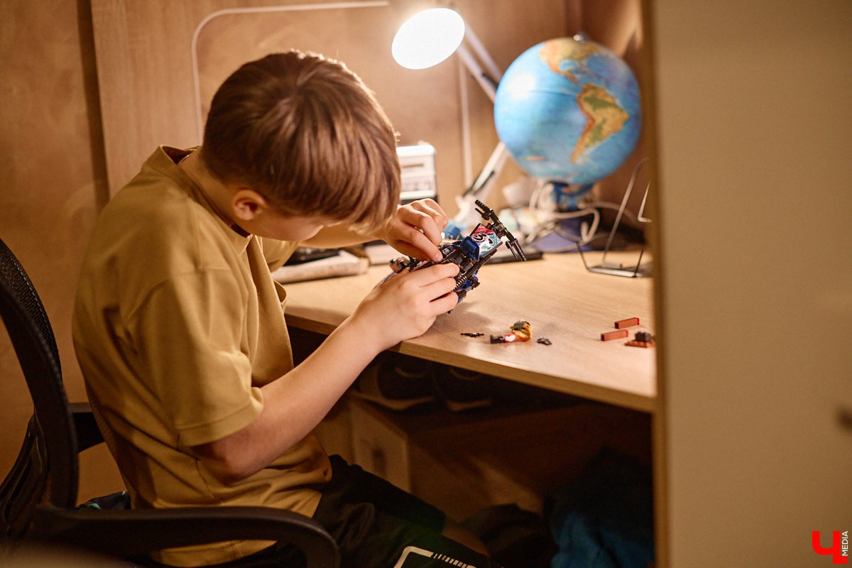 Говорят, настоящие герои не носят плащей. Лилия Сапун воспитывает семерых детей без всякой суперсилы. Впрочем, большое любящее сердце, может, и поважнее сверхзвуковой скорости или испепеляющего взгляда. Тем более в этой истории имеет место и еще одно чудо: детки у нашей героини появились после шести лет борьбы с бесплодием.