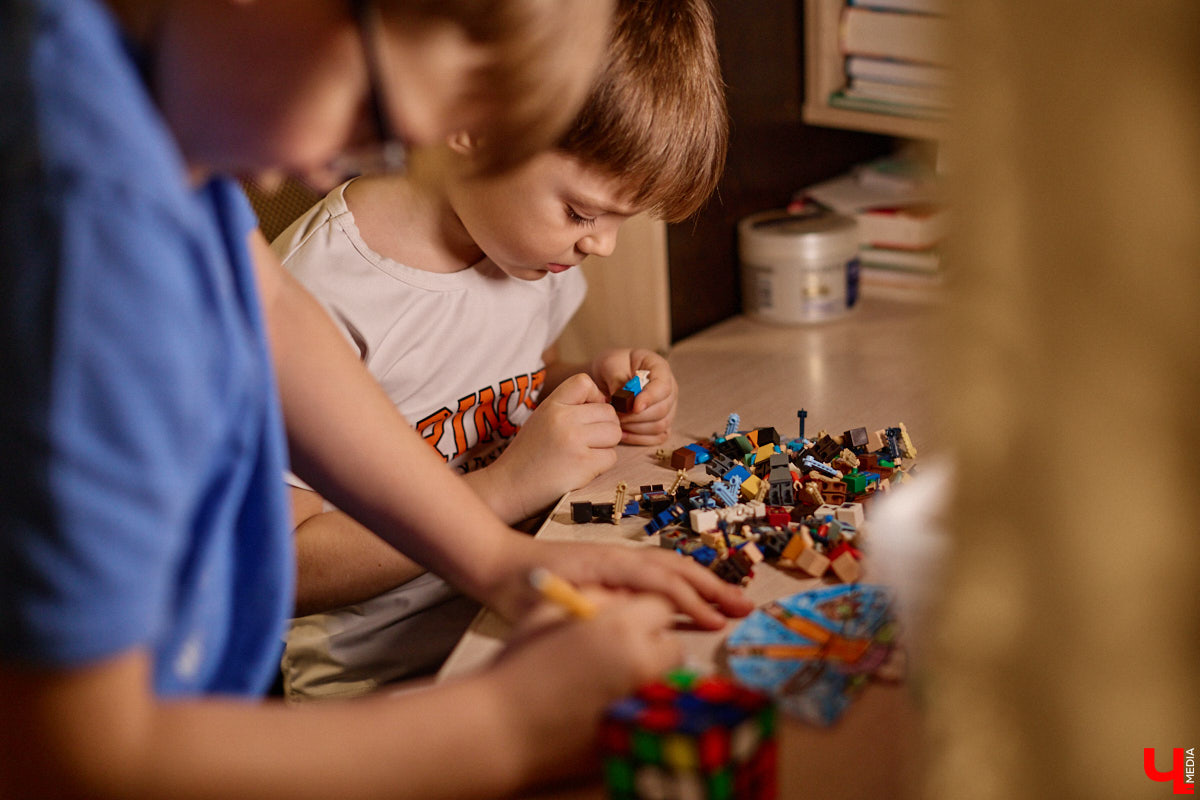 Говорят, настоящие герои не носят плащей. Лилия Сапун воспитывает семерых детей без всякой суперсилы. Впрочем, большое любящее сердце, может, и поважнее сверхзвуковой скорости или испепеляющего взгляда. Тем более в этой истории имеет место и еще одно чудо: детки у нашей героини появились после шести лет борьбы с бесплодием.