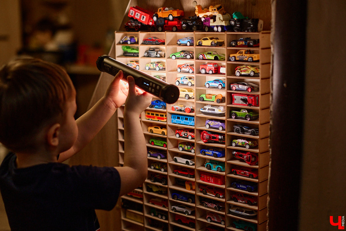 Говорят, настоящие герои не носят плащей. Лилия Сапун воспитывает семерых детей без всякой суперсилы. Впрочем, большое любящее сердце, может, и поважнее сверхзвуковой скорости или испепеляющего взгляда. Тем более в этой истории имеет место и еще одно чудо: детки у нашей героини появились после шести лет борьбы с бесплодием.