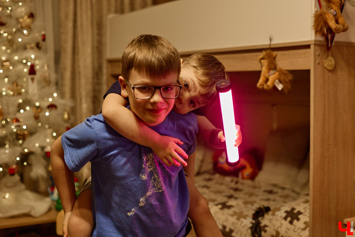 Говорят, настоящие герои не носят плащей. Лилия Сапун воспитывает семерых детей без всякой суперсилы. Впрочем, большое любящее сердце, может, и поважнее сверхзвуковой скорости или испепеляющего взгляда. Тем более в этой истории имеет место и еще одно чудо: детки у нашей героини появились после шести лет борьбы с бесплодием.