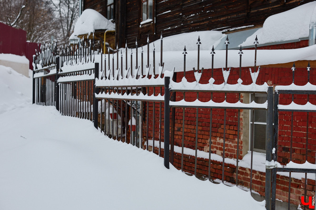 Собранные из цветных элементов мозаичные панно, а также другие эффектные композиции во Владимире повсюду. Но есть среди них и неочевидные сюжеты, поиск которых представляет собой квест. Сегодня мы рассмотрим несколько «секретных» архитектурных деталей, достойных внимания.