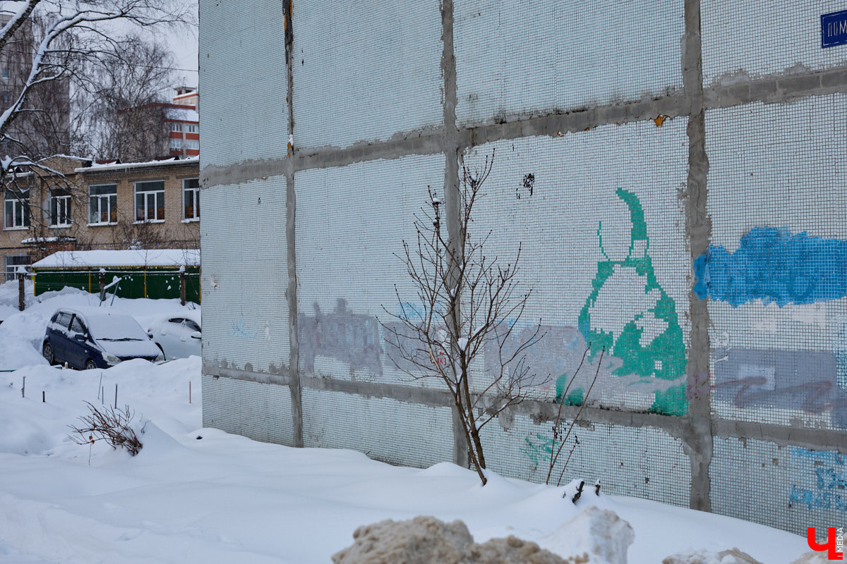 Собранные из цветных элементов мозаичные панно, а также другие эффектные композиции во Владимире повсюду. Но есть среди них и неочевидные сюжеты, поиск которых представляет собой квест. Сегодня мы рассмотрим несколько «секретных» архитектурных деталей, достойных внимания.