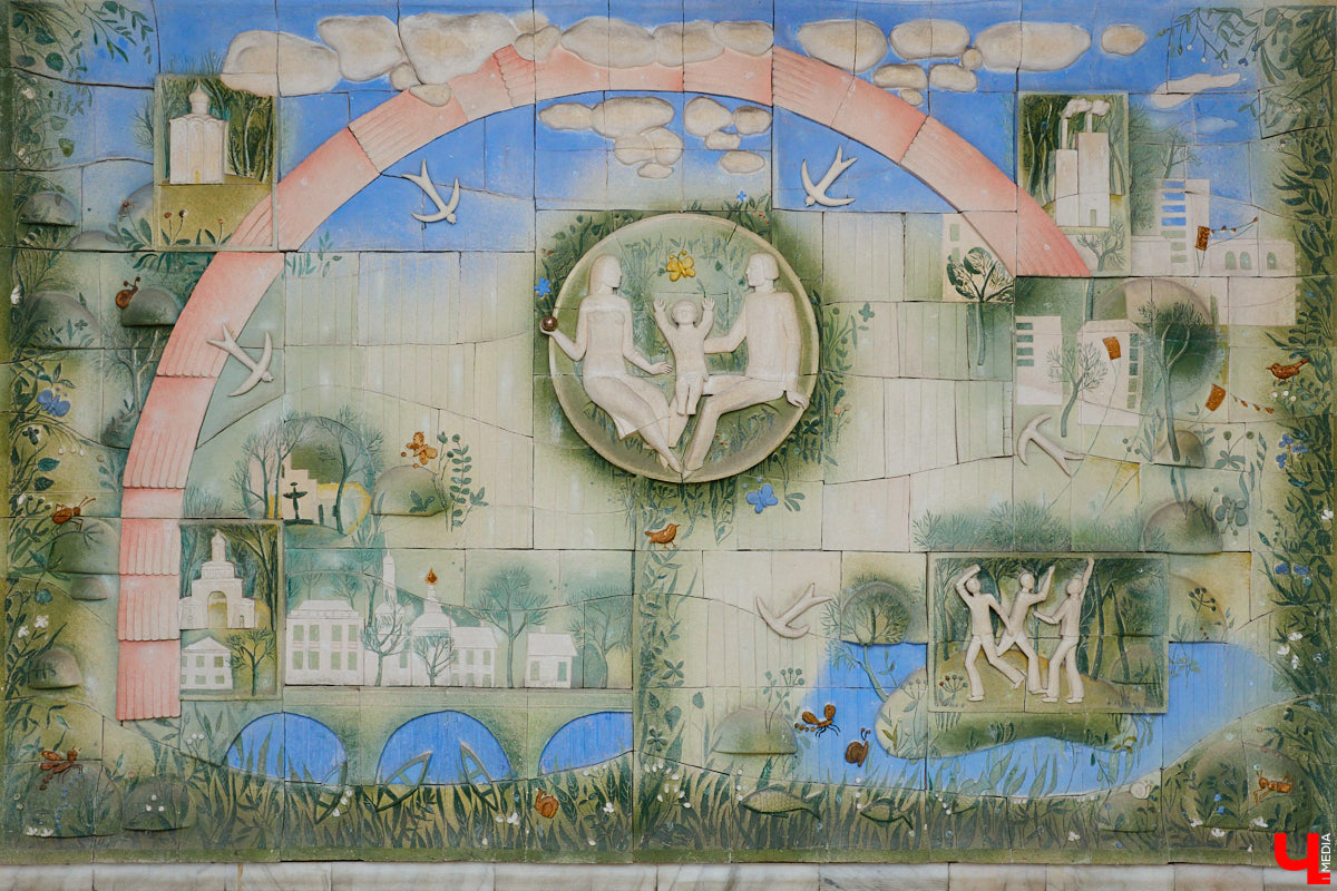 Собранные из цветных элементов мозаичные панно, а также другие эффектные композиции во Владимире повсюду. Но есть среди них и неочевидные сюжеты, поиск которых представляет собой квест. Сегодня мы рассмотрим несколько «секретных» архитектурных деталей, достойных внимания.