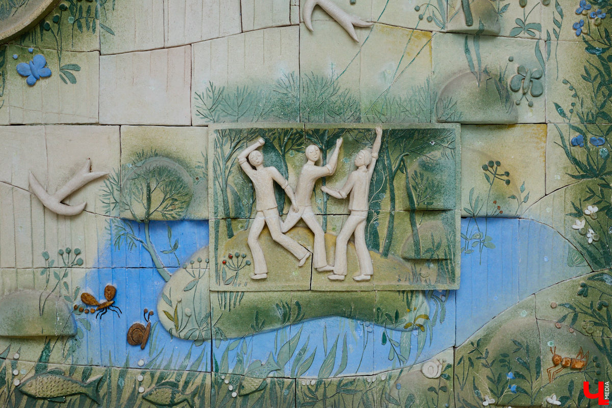 Собранные из цветных элементов мозаичные панно, а также другие эффектные композиции во Владимире повсюду. Но есть среди них и неочевидные сюжеты, поиск которых представляет собой квест. Сегодня мы рассмотрим несколько «секретных» архитектурных деталей, достойных внимания.