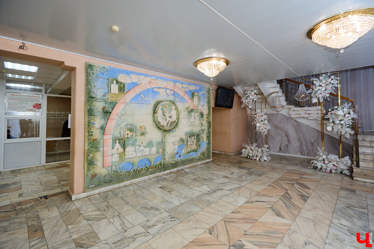 Собранные из цветных элементов мозаичные панно, а также другие эффектные композиции во Владимире повсюду. Но есть среди них и неочевидные сюжеты, поиск которых представляет собой квест. Сегодня мы рассмотрим несколько «секретных» архитектурных деталей, достойных внимания.