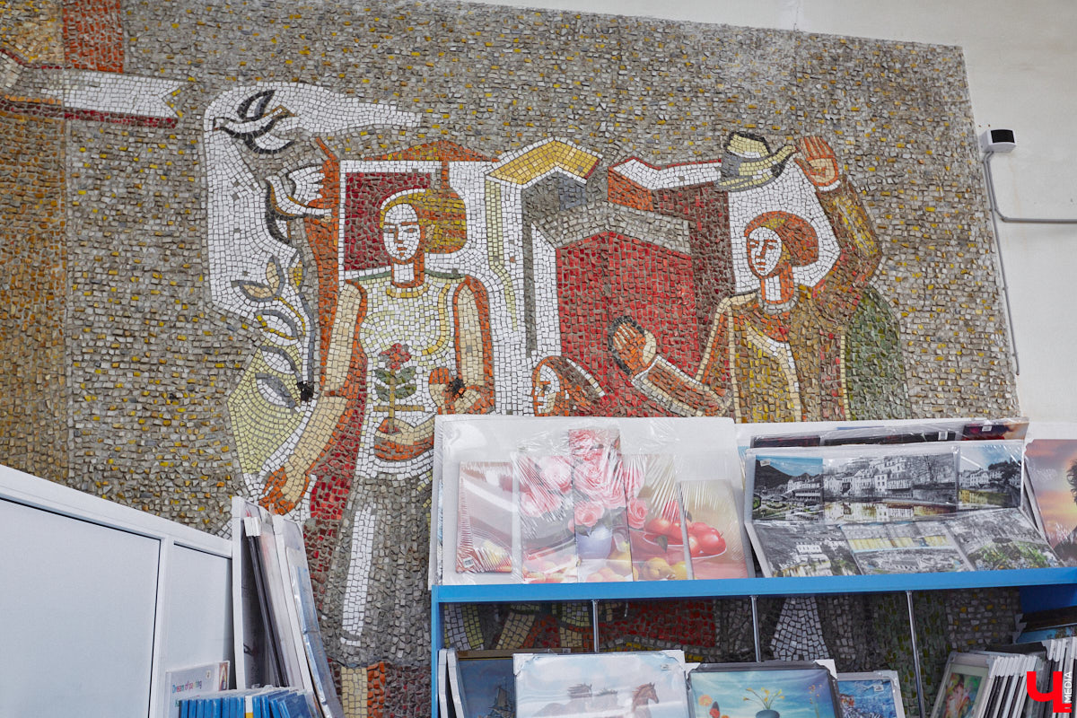 Собранные из цветных элементов мозаичные панно, а также другие эффектные композиции во Владимире повсюду. Но есть среди них и неочевидные сюжеты, поиск которых представляет собой квест. Сегодня мы рассмотрим несколько «секретных» архитектурных деталей, достойных внимания.