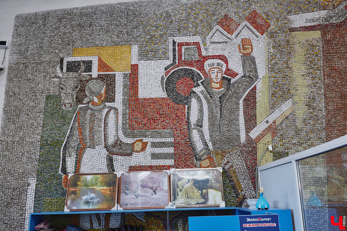 Собранные из цветных элементов мозаичные панно, а также другие эффектные композиции во Владимире повсюду. Но есть среди них и неочевидные сюжеты, поиск которых представляет собой квест. Сегодня мы рассмотрим несколько «секретных» архитектурных деталей, достойных внимания.