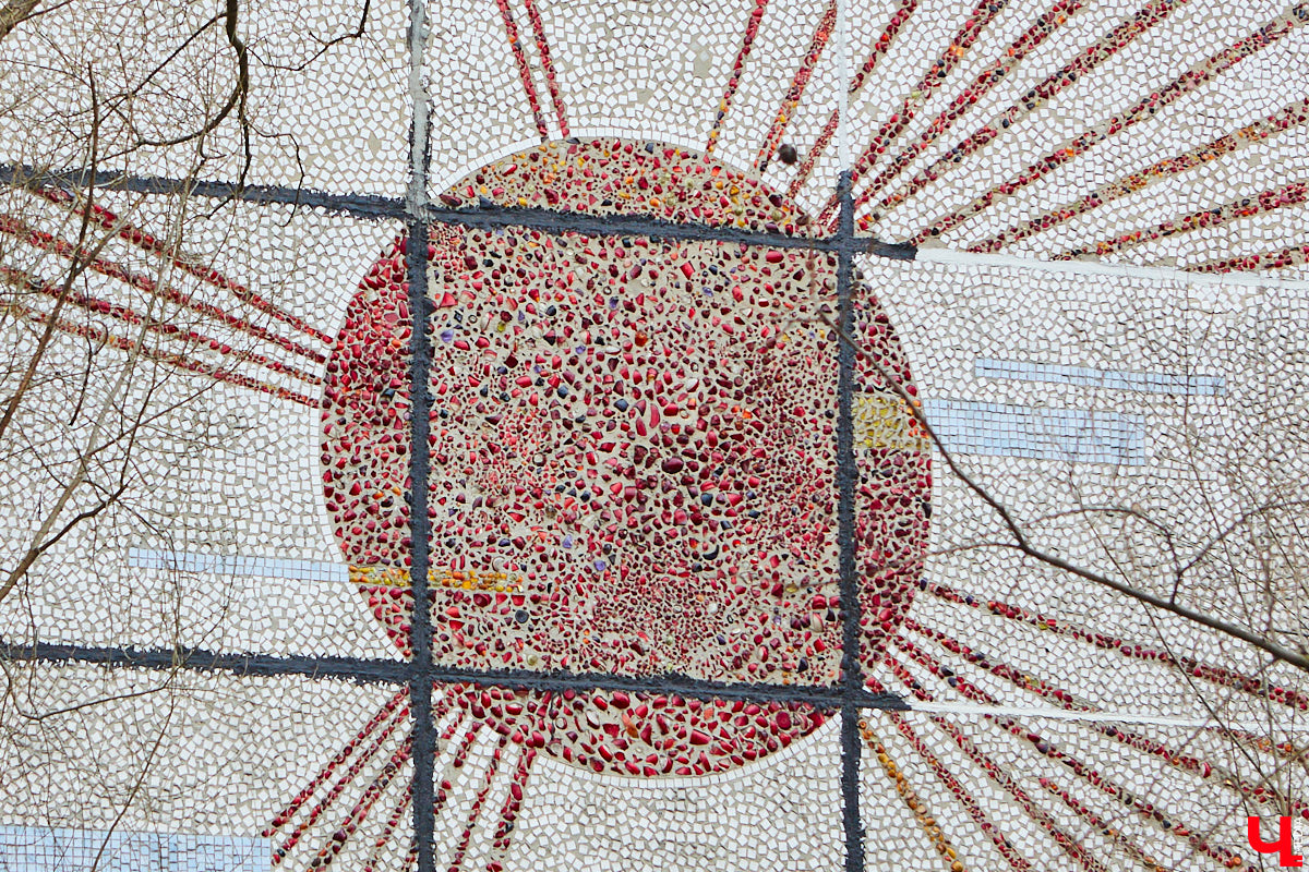 Собранные из цветных элементов мозаичные панно, а также другие эффектные композиции во Владимире повсюду. Но есть среди них и неочевидные сюжеты, поиск которых представляет собой квест. Сегодня мы рассмотрим несколько «секретных» архитектурных деталей, достойных внимания.