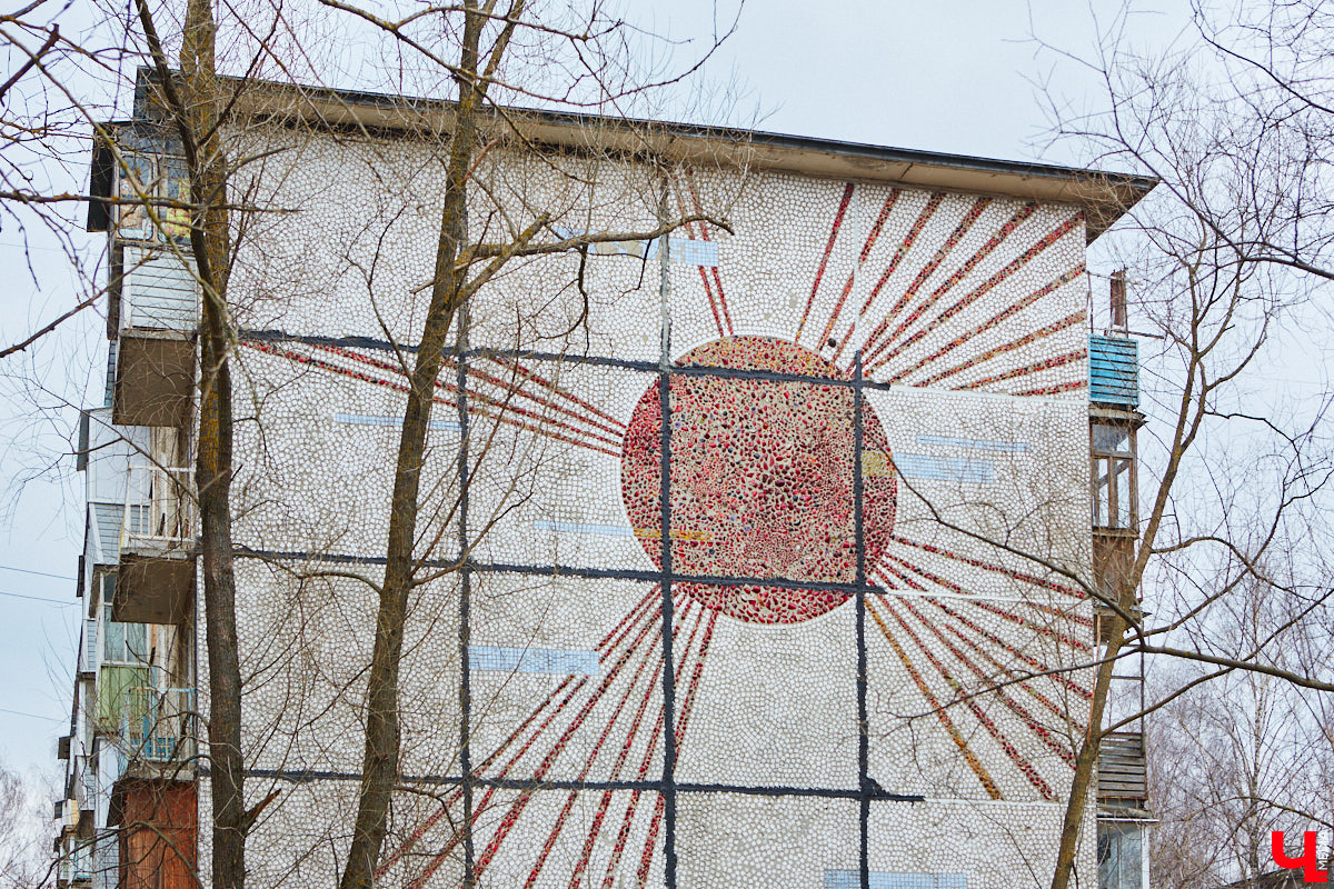 Собранные из цветных элементов мозаичные панно, а также другие эффектные композиции во Владимире повсюду. Но есть среди них и неочевидные сюжеты, поиск которых представляет собой квест. Сегодня мы рассмотрим несколько «секретных» архитектурных деталей, достойных внимания.