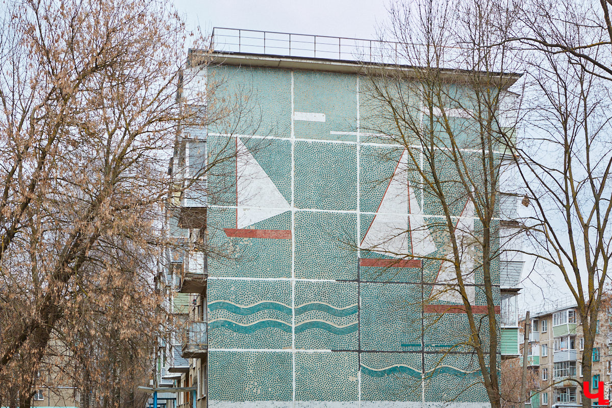 Собранные из цветных элементов мозаичные панно, а также другие эффектные композиции во Владимире повсюду. Но есть среди них и неочевидные сюжеты, поиск которых представляет собой квест. Сегодня мы рассмотрим несколько «секретных» архитектурных деталей, достойных внимания.