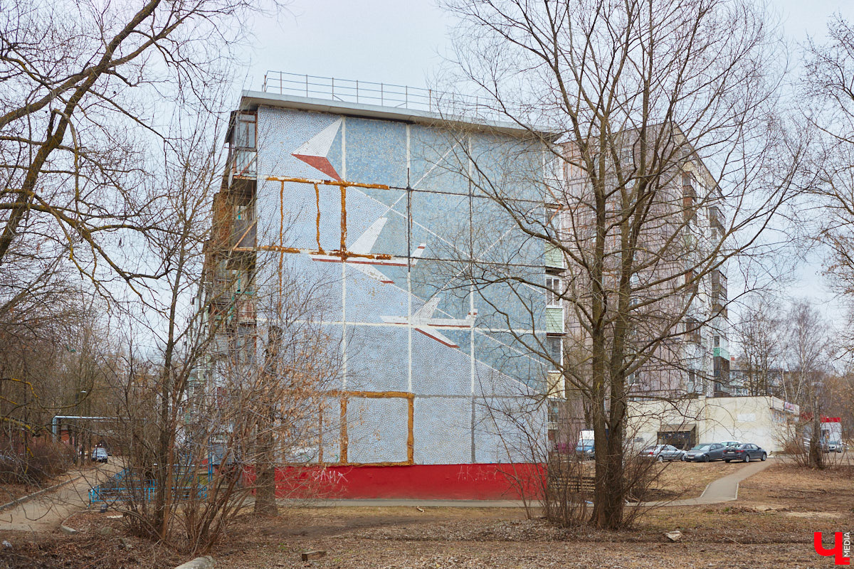 Собранные из цветных элементов мозаичные панно, а также другие эффектные композиции во Владимире повсюду. Но есть среди них и неочевидные сюжеты, поиск которых представляет собой квест. Сегодня мы рассмотрим несколько «секретных» архитектурных деталей, достойных внимания.