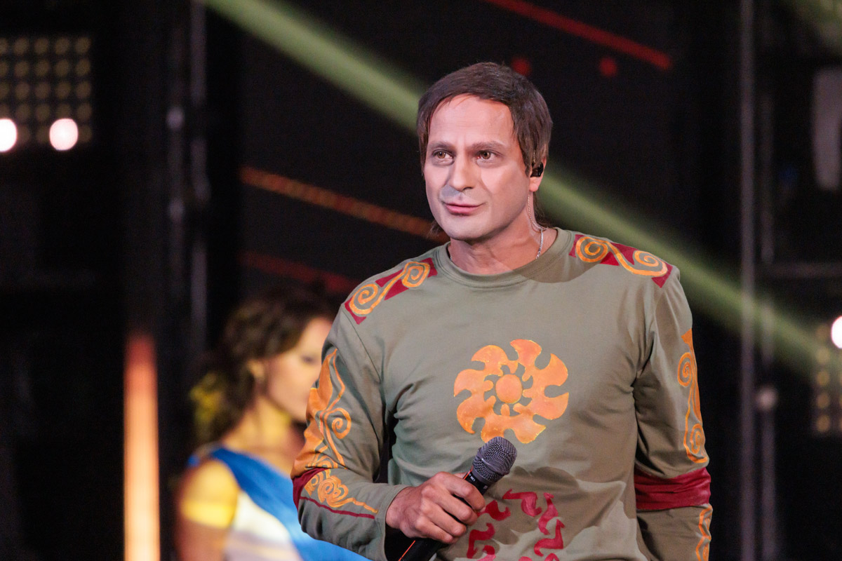 Сразу два местных таланта засветились в шоу на ТНТ. Роман Барсуков из Гусь-Хрустального, известный по «Фабрике звезд — 3», удивил судей пародией на Николая Носкова в программе «Ярче звезд», а владимирский комик Сархан Сафарли рассмешил зрителей со сцены «Стендап рулетки». О подготовке к выступлениям, эмоциях и результате участники телевизионных проектов поведали «Ключ-Медиа».