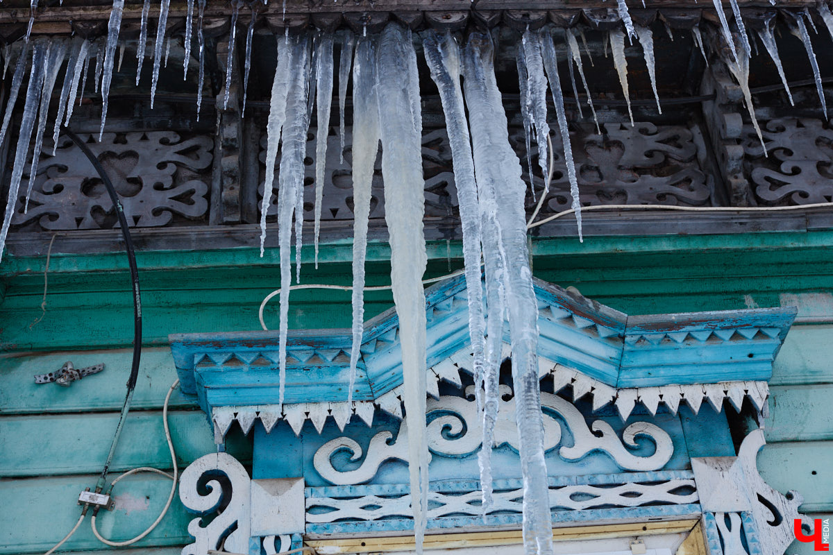 Вы, наверное, уже обратили внимание на огромное количество сосулек на крышах Владимира. Всё дело в капризах погоды: этой зимой на улице то холода, то оттепель. Только вода на кровле растает и начнет капать вниз, как ее схватит мороз. Самая большая проблема в областном центре со старым жилым фондом. Как избежать схода наледи и что делать, если ледяной сталактит все-таки упал?