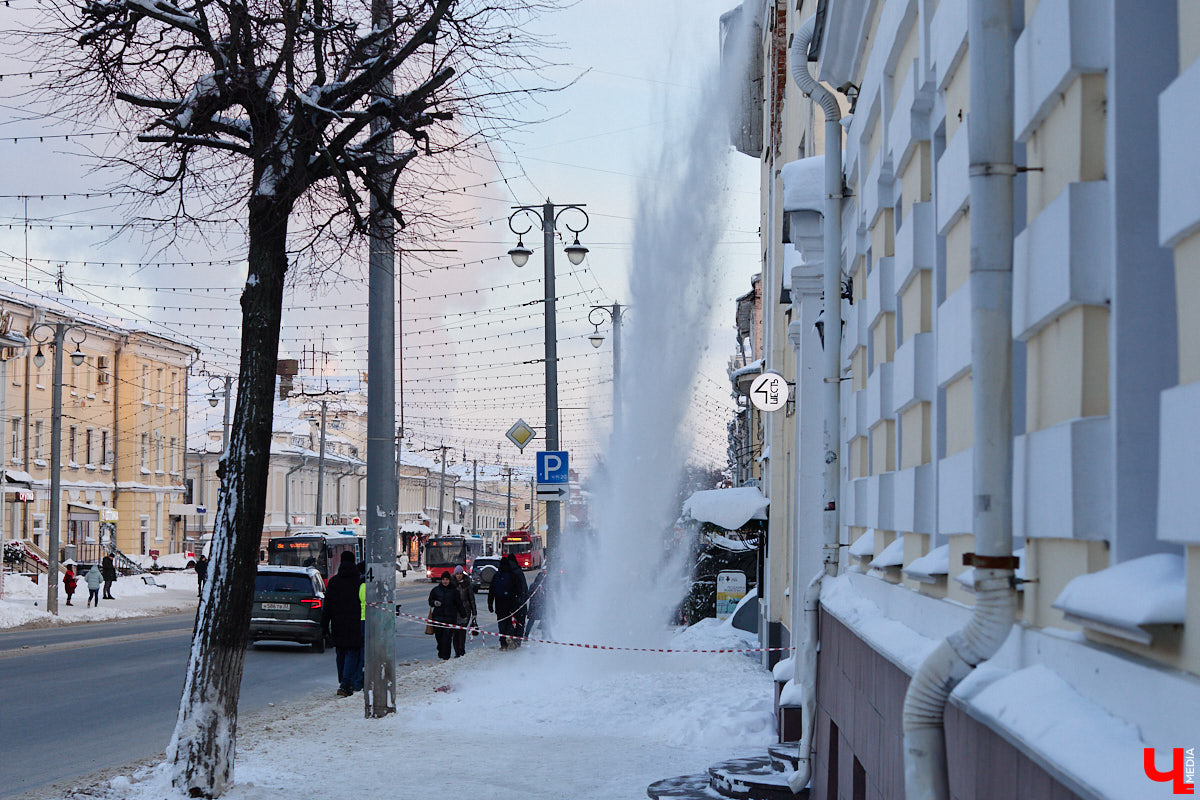 Вы, наверное, уже обратили внимание на огромное количество сосулек на крышах Владимира. Всё дело в капризах погоды: этой зимой на улице то холода, то оттепель. Только вода на кровле растает и начнет капать вниз, как ее схватит мороз. Самая большая проблема в областном центре со старым жилым фондом. Как избежать схода наледи и что делать, если ледяной сталактит все-таки упал?