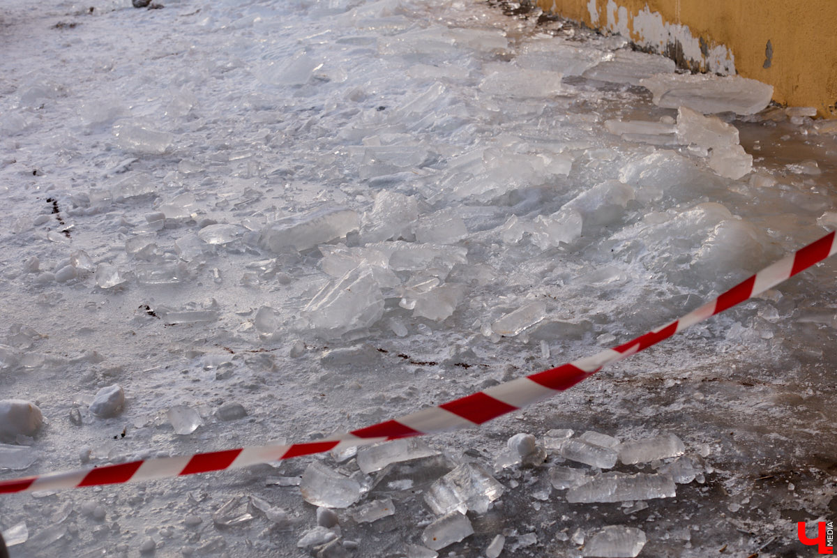 Вы, наверное, уже обратили внимание на огромное количество сосулек на крышах Владимира. Всё дело в капризах погоды: этой зимой на улице то холода, то оттепель. Только вода на кровле растает и начнет капать вниз, как ее схватит мороз. Самая большая проблема в областном центре со старым жилым фондом. Как избежать схода наледи и что делать, если ледяной сталактит все-таки упал?