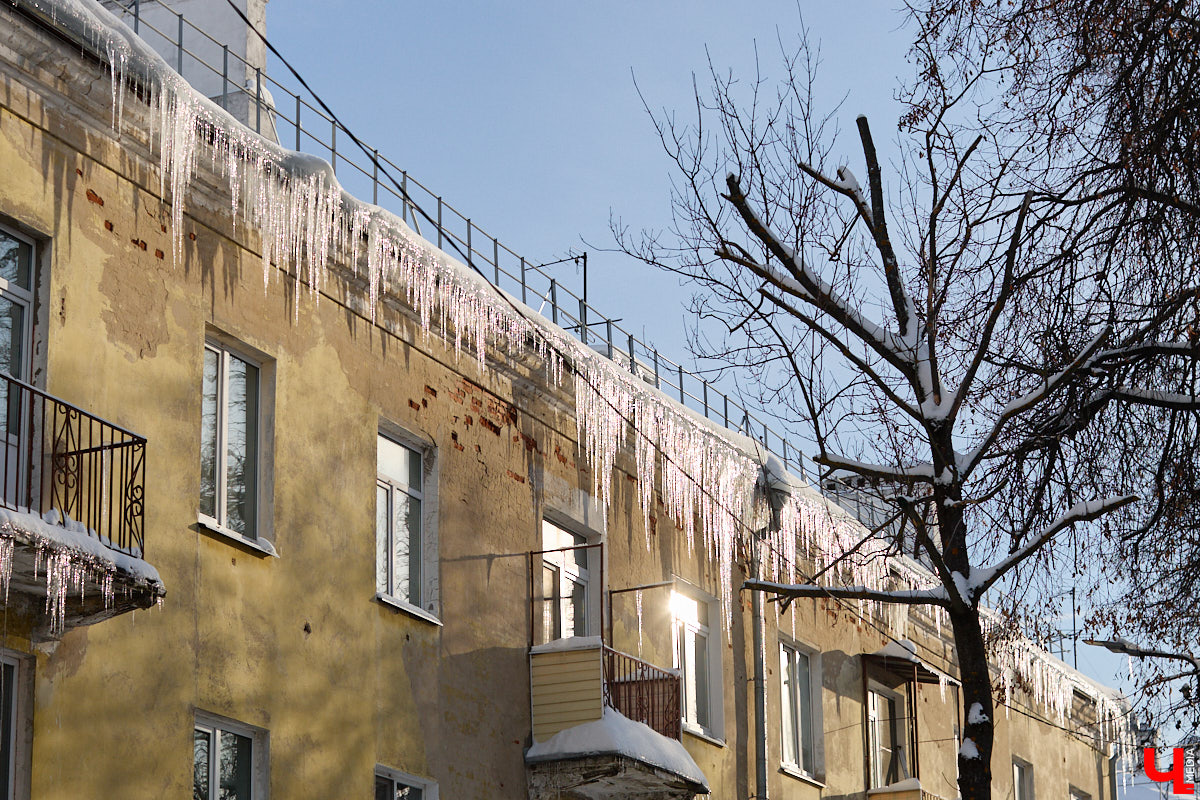 Вы, наверное, уже обратили внимание на огромное количество сосулек на крышах Владимира. Всё дело в капризах погоды: этой зимой на улице то холода, то оттепель. Только вода на кровле растает и начнет капать вниз, как ее схватит мороз. Самая большая проблема в областном центре со старым жилым фондом. Как избежать схода наледи и что делать, если ледяной сталактит все-таки упал?