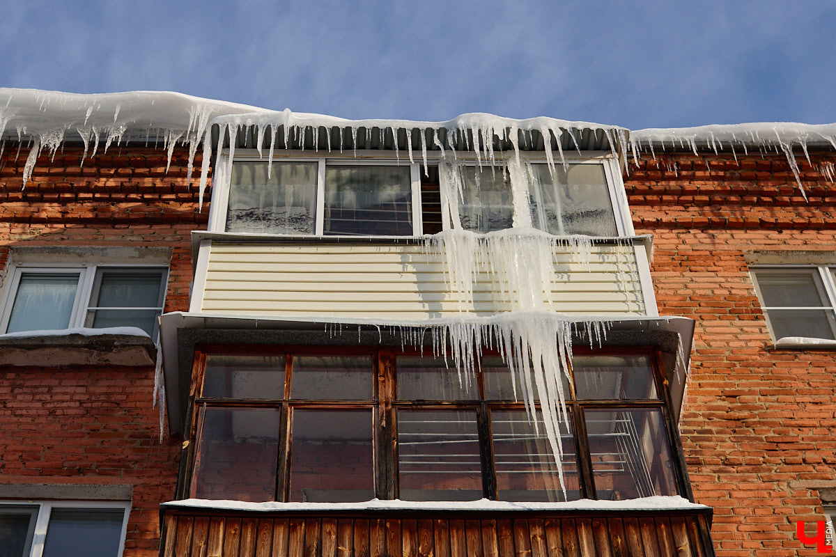 Вы, наверное, уже обратили внимание на огромное количество сосулек на крышах Владимира. Всё дело в капризах погоды: этой зимой на улице то холода, то оттепель. Только вода на кровле растает и начнет капать вниз, как ее схватит мороз. Самая большая проблема в областном центре со старым жилым фондом. Как избежать схода наледи и что делать, если ледяной сталактит все-таки упал?